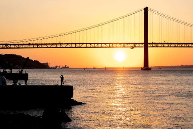 Disfrutando del atardecer en el Puente 25 de Abril