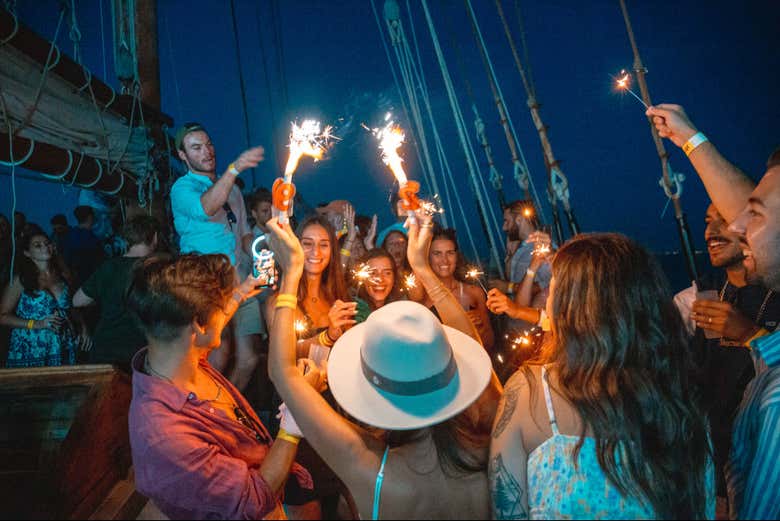 Disfrutando de la fiesta en barco