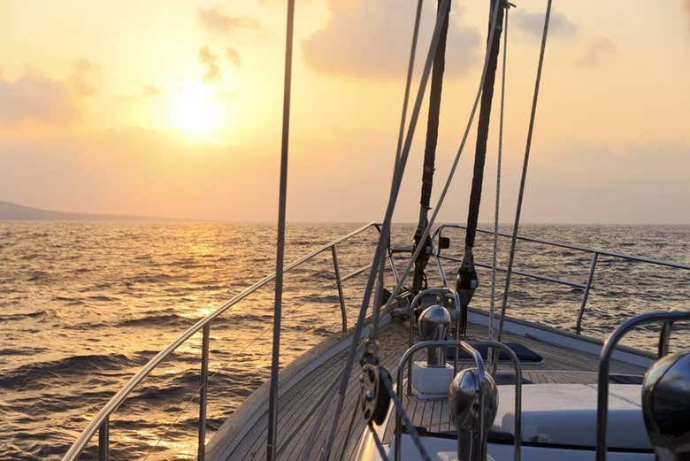Disfrutando de un paseo en velero por Lisboa al atardecer