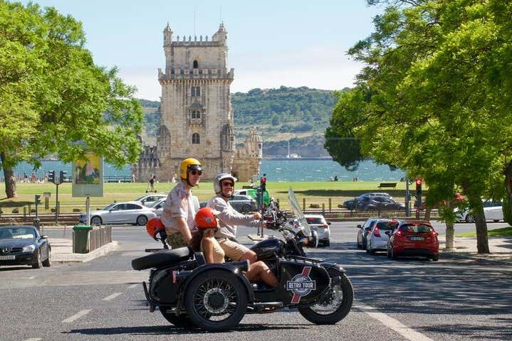 En sidecar frente a la Torre de Belém