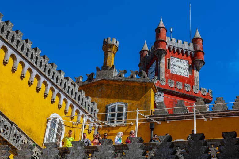 Contemplando la arquitectura del Palacio da Pena