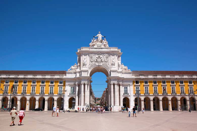 Vista frontal del Arco de Rua Augusta