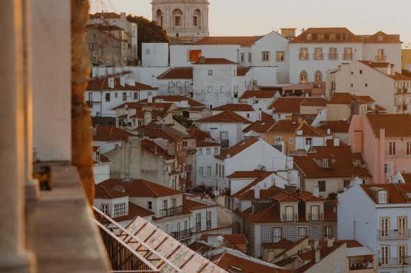 Tour nocturno por Alfama con cena y espectáculo de fado